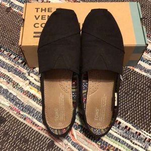 Toms black on black canvas shoes